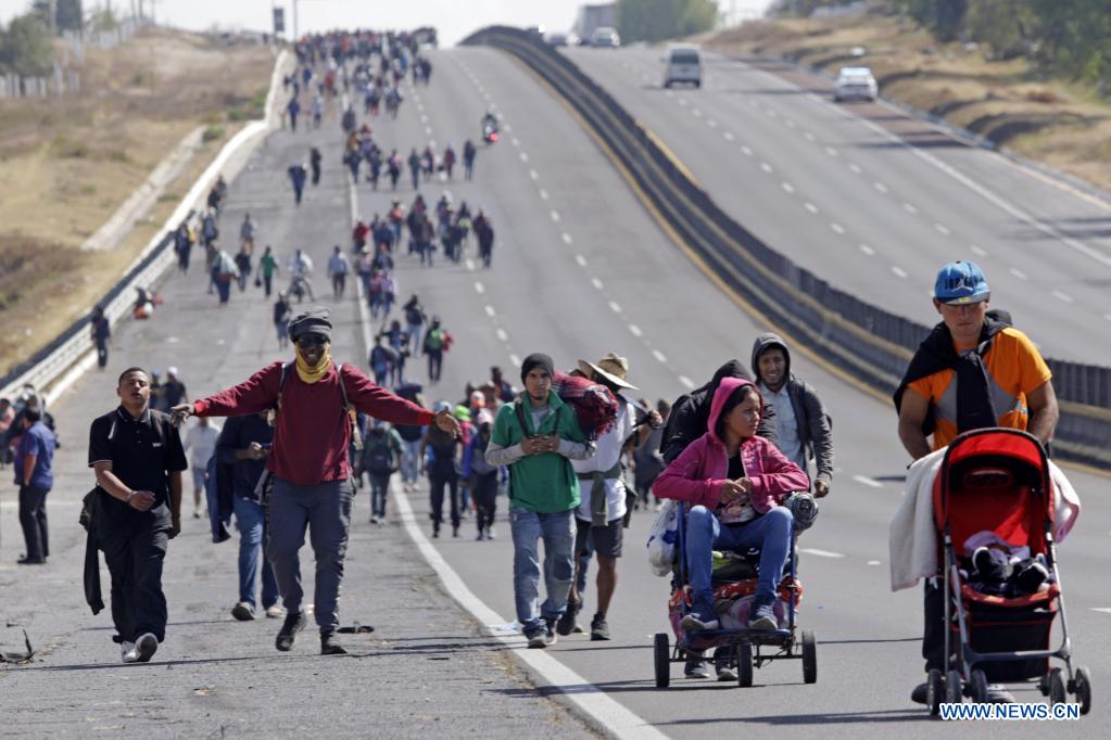 Caravana migrante contin a traves a por estado mexicano de Puebla