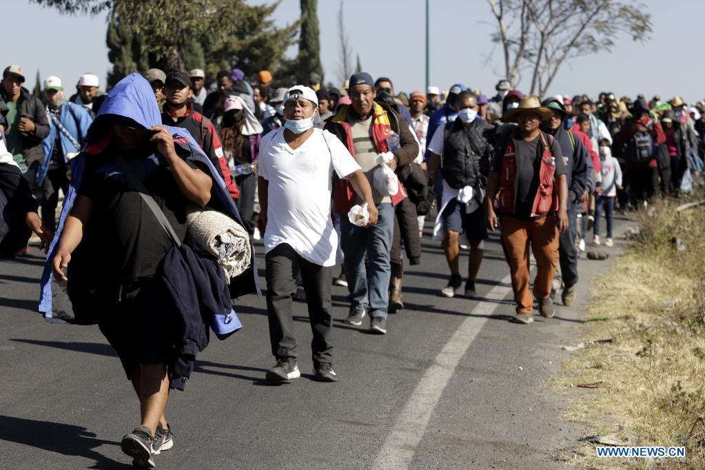 Caravana migrante contin a traves a por estado mexicano de Puebla