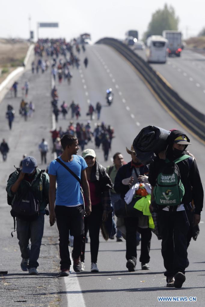 Caravana migrante contin a traves a por estado mexicano de Puebla