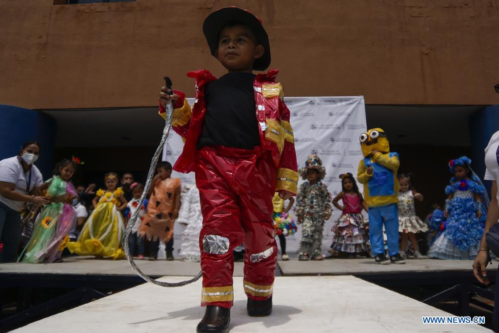 Desfile en el marco del Día Mundial del Reciclaje en El Salvador -  CHINA-AMÉRICA DEL NORTE_Xinhua Español