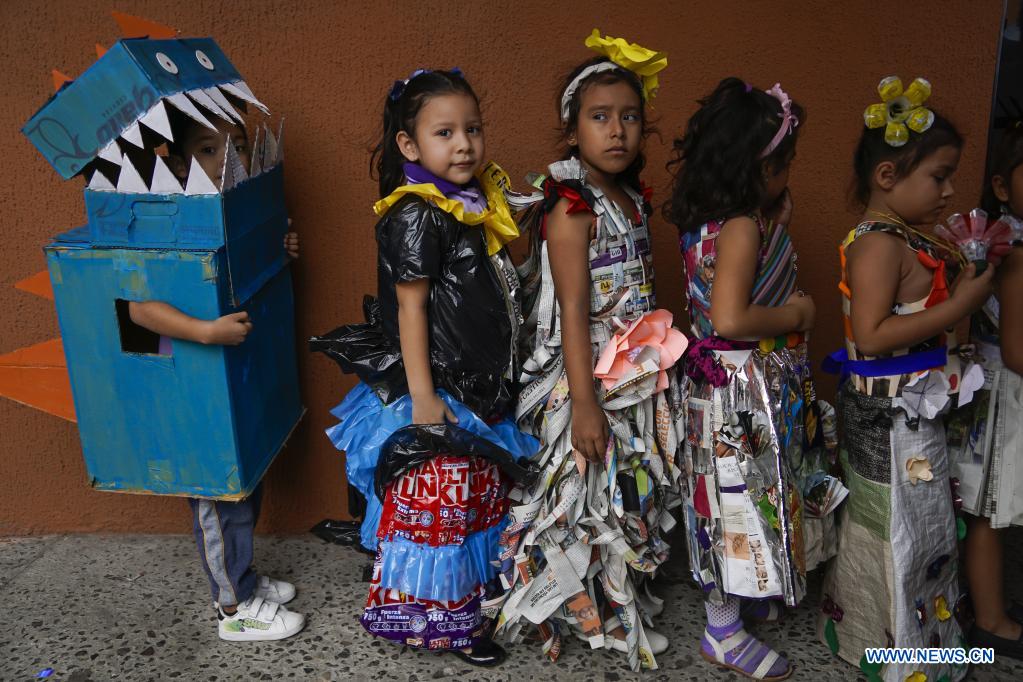 Desfile en el marco del Día Mundial del Reciclaje en El Salvador -  CHINA-AMÉRICA DEL NORTE_Xinhua Español