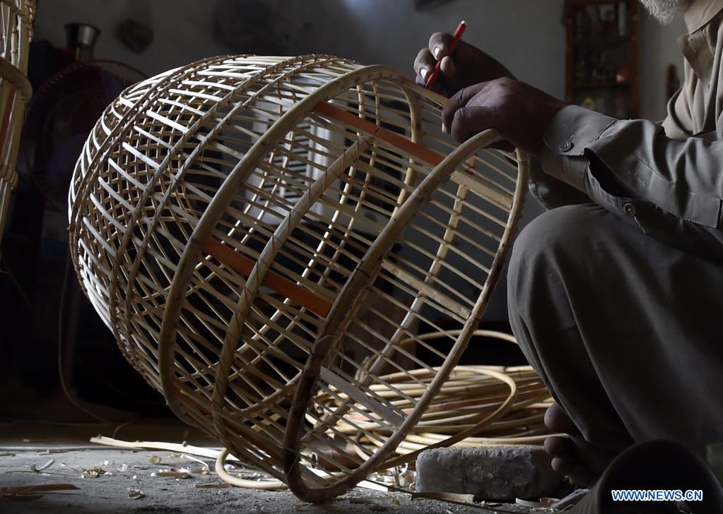 Hombre fabrica jaula para aves hecha a mano las afueras de Peshawar|