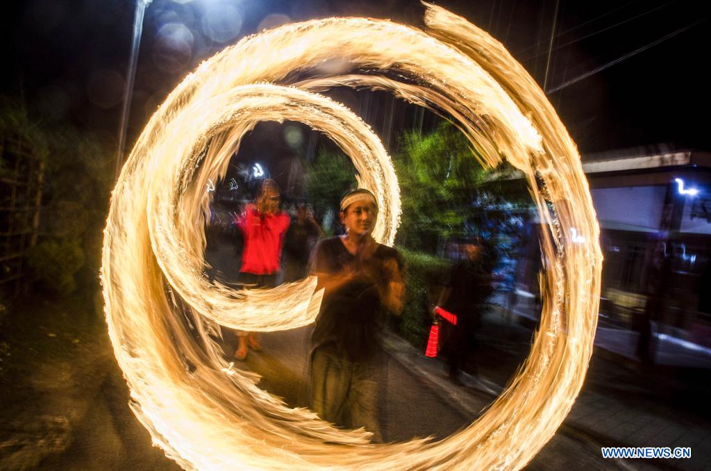 Indonesia: Personas juegan con fuego durante desfile de antorchas en  celebración del festival del Eid al-Fitr