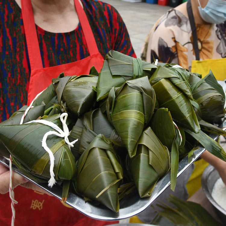 Zongzi, alimento tradicional para el Festival del Bote del Dragón