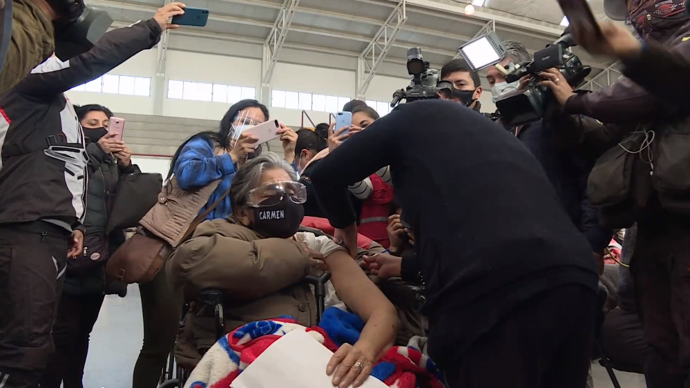 Inician aplicaci&oacute;n de vacuna de farmac&eacute;utica china Sinovac en M&eacute;xico