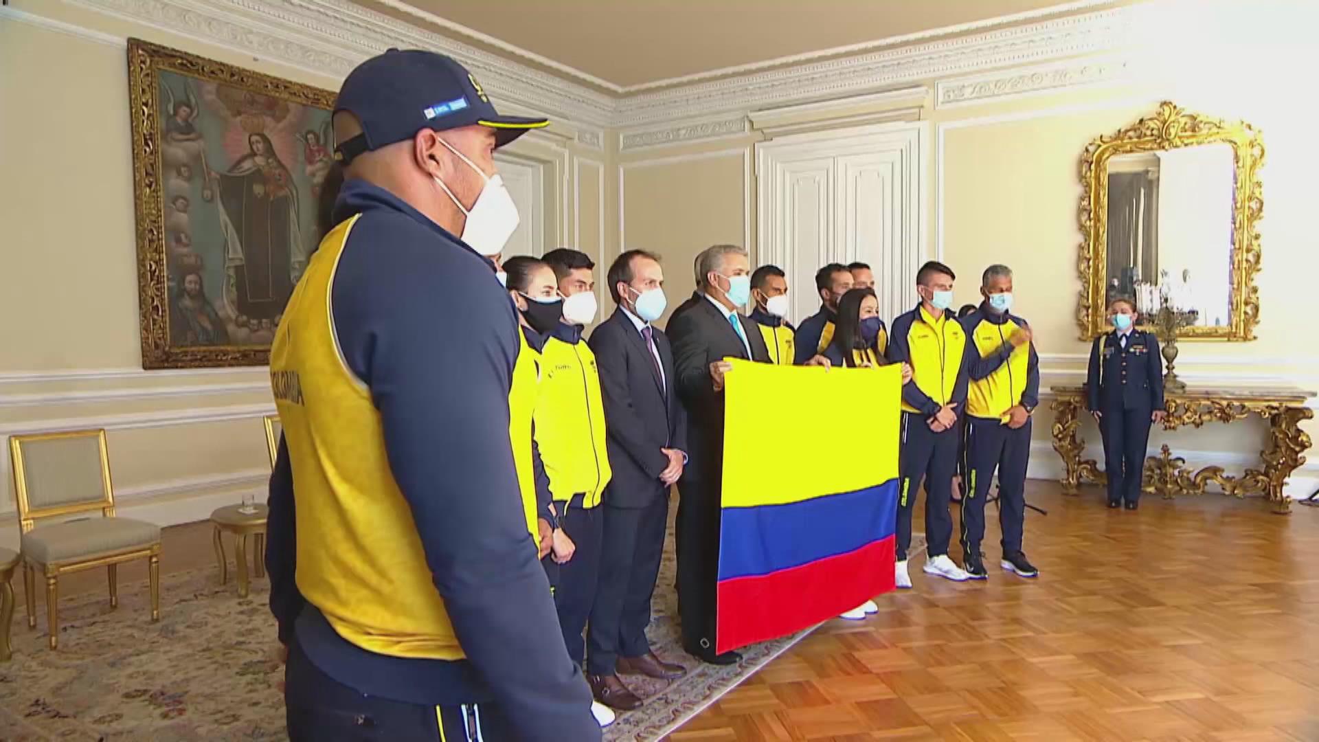 Duque entrega bandera colombiana a deportistas que participarán en Juegos Olímpicos
