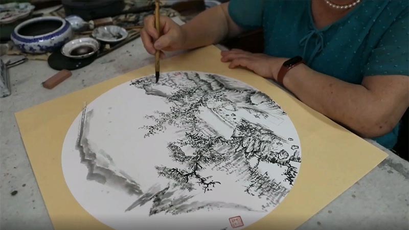 GLOBALink | Mujer de 70 años obtiene segunda licenciatura en la mejor universidad de arte de China