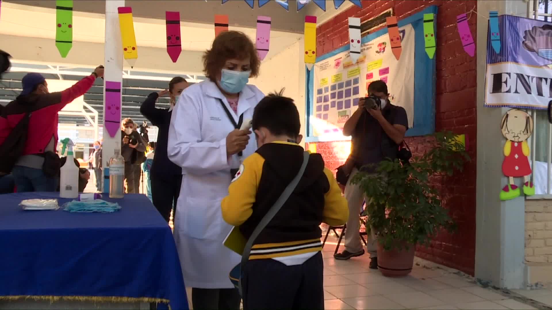 México inicia ciclo escolar con clases presenciales y virtuales mientras continua combate a la pandemia