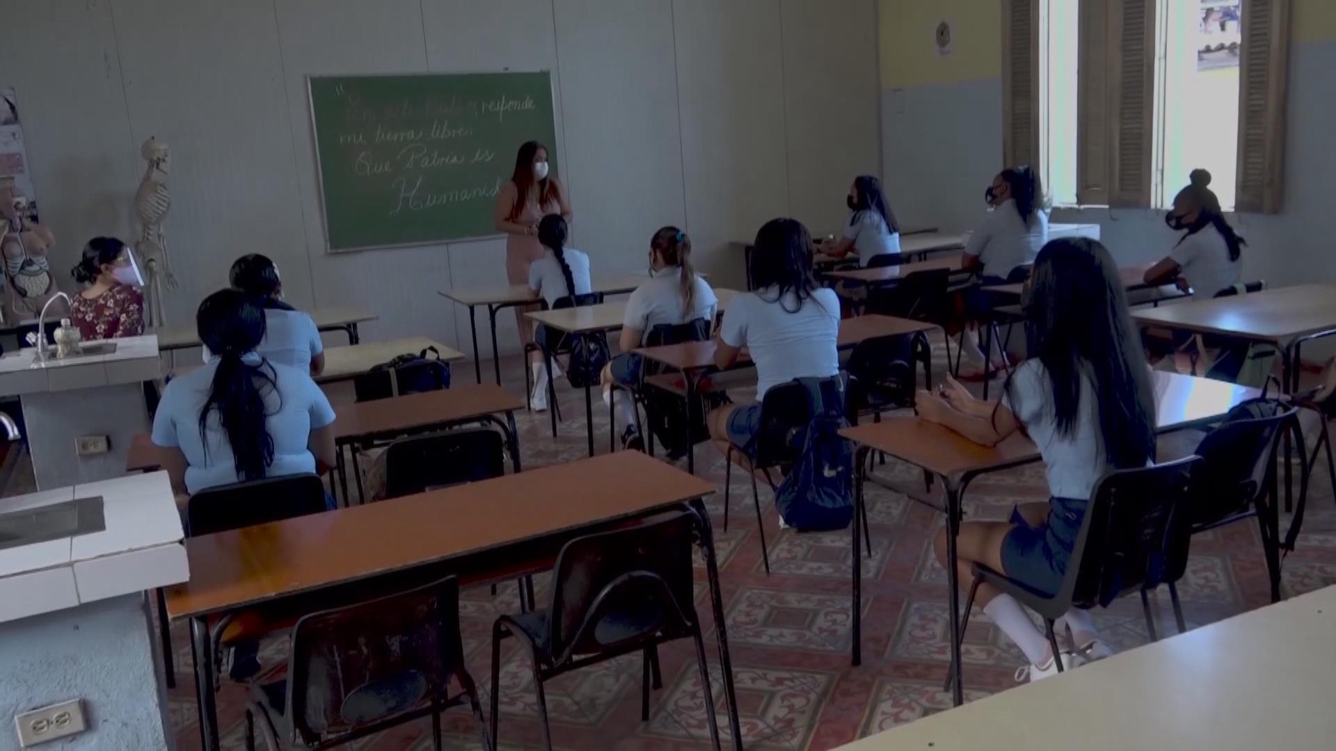 Cuba reanuda curso escolar en forma presencial tras varios meses de cierre por COVID-19