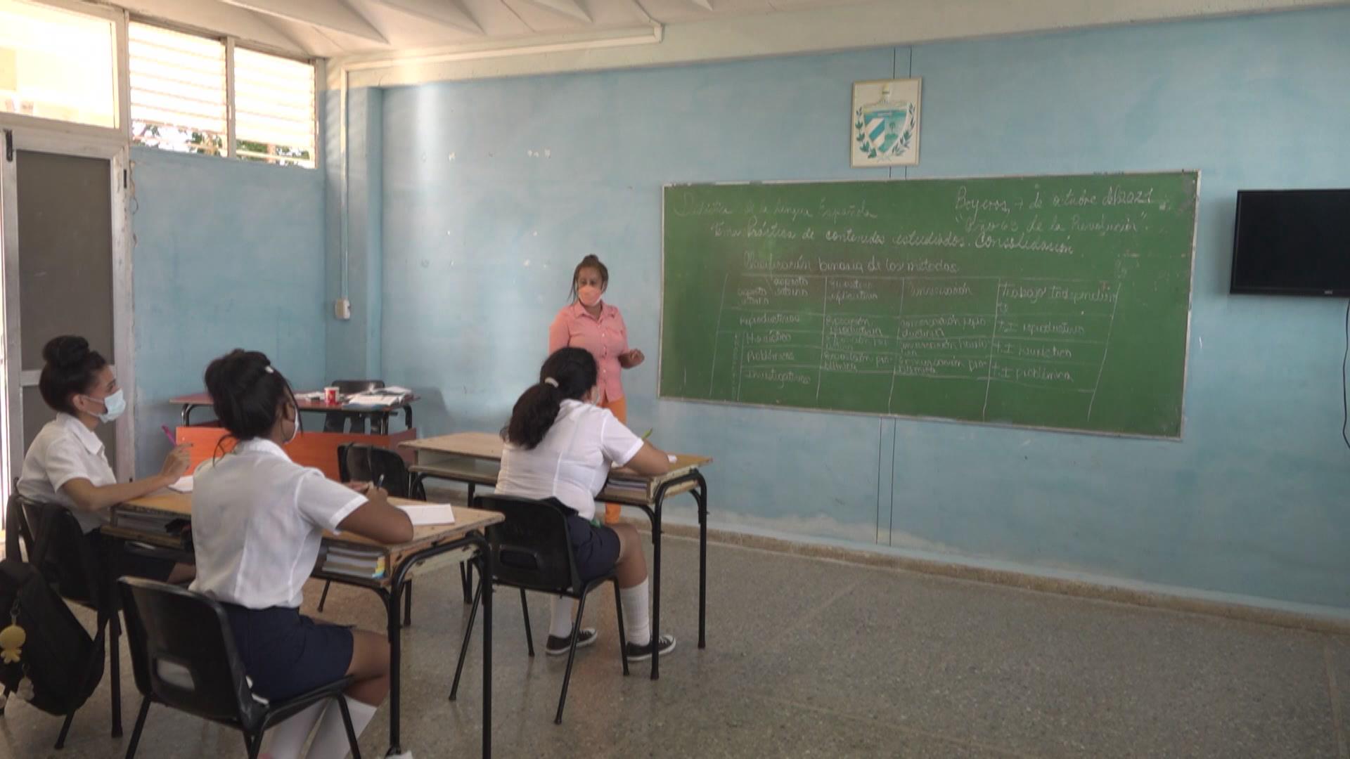 Futuros maestros cubanos aprenden a enfrentar la COVID-19 en las aulas