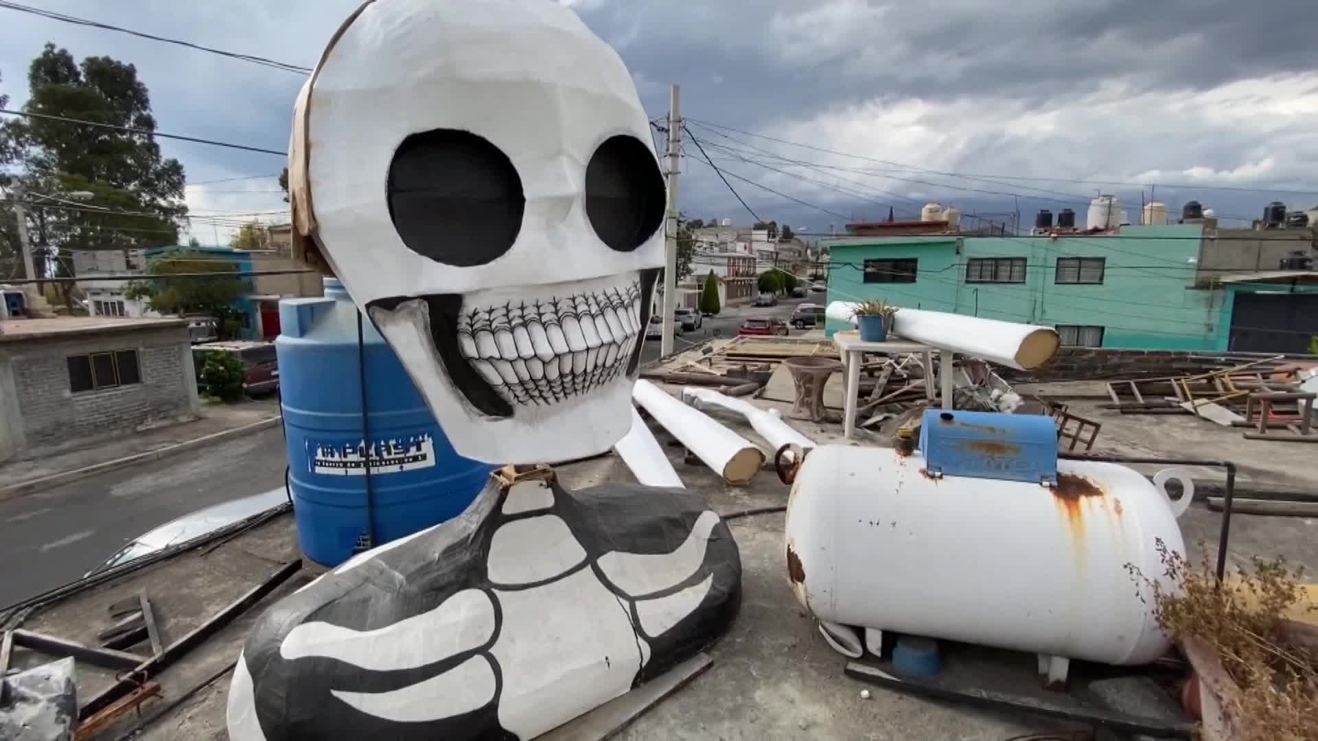 Colectivo familiar crea calaveras monumentales en la Ciudad de México para celebrar el Día de Muertos