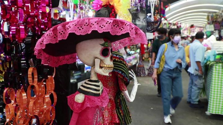 Mexicanos realizan preparativos de la tradicional ofrenda por festividad de Día de Muertos