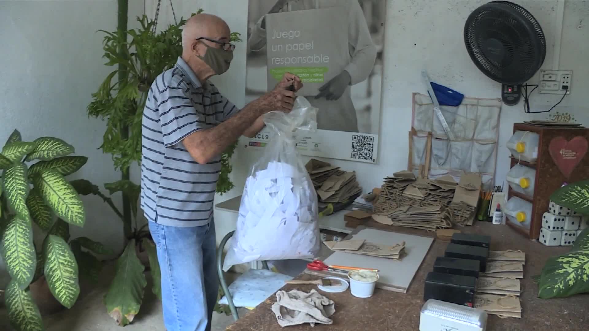 Proyecto ecológico en La Habana convierte papel de desecho en objetos artesanales
