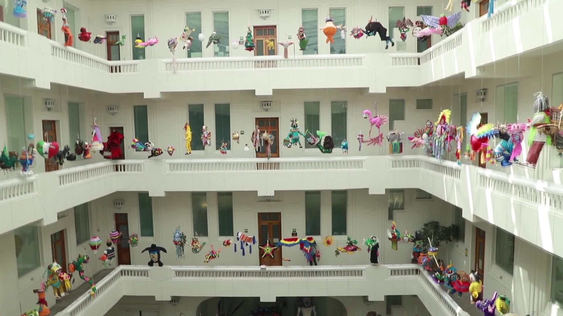 Realizan en la Ciudad de México colorido concurso-exposición de piñatas mexicanas