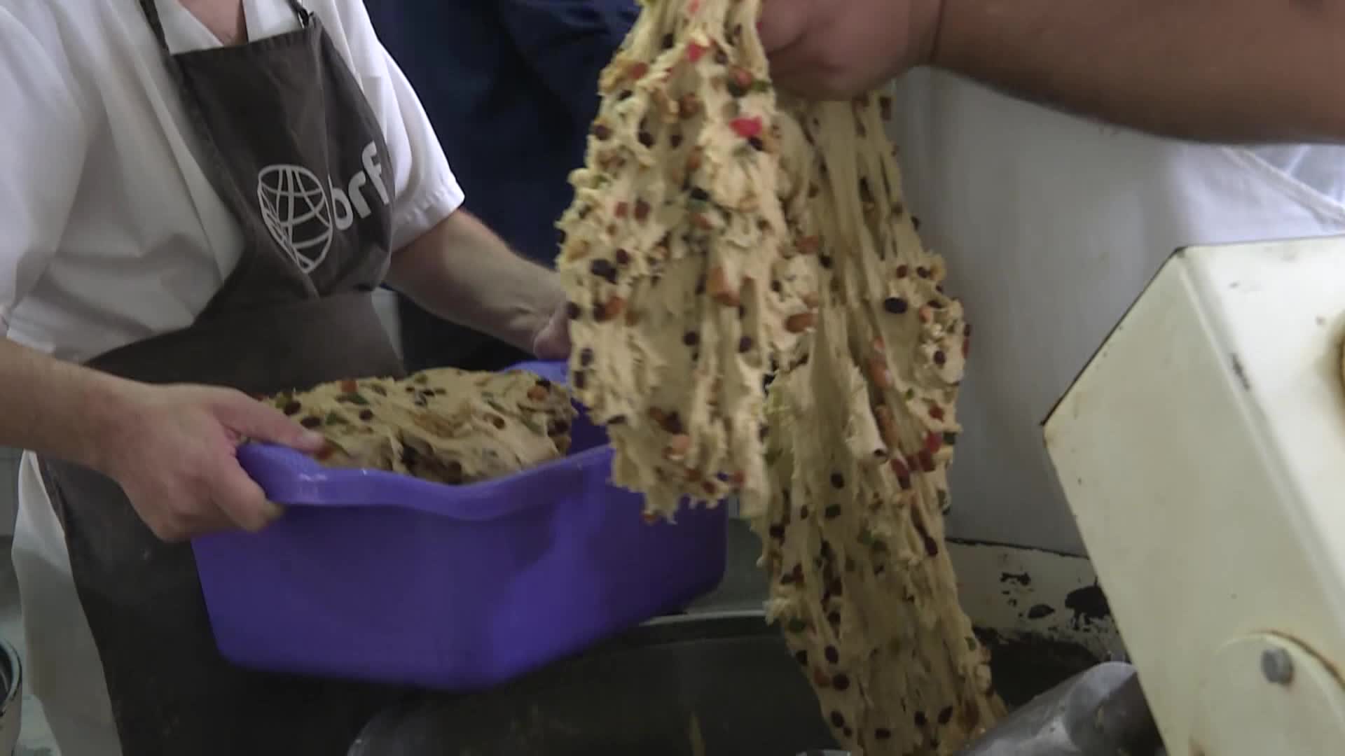 Personas con capacidades diferentes elaboran pan dulce para un fin de año de inclusión en Argentina