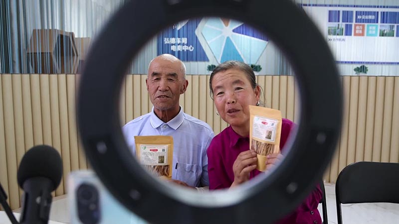 Ancianos de Ningxia transmiten en directo para promocionar sus productos