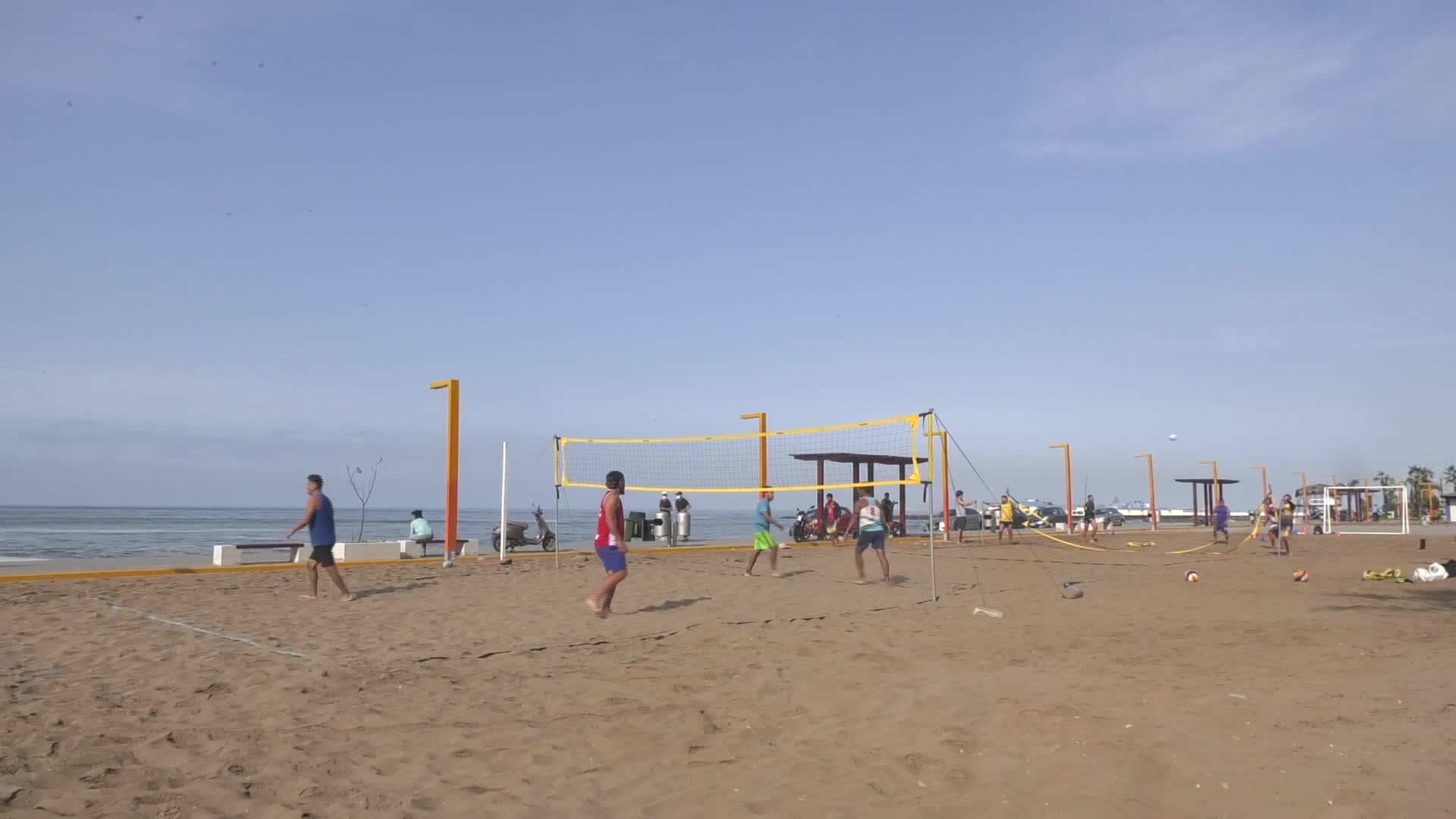 Ciudadanos regresan a las playas de la costa peruana tras cese de restricciones