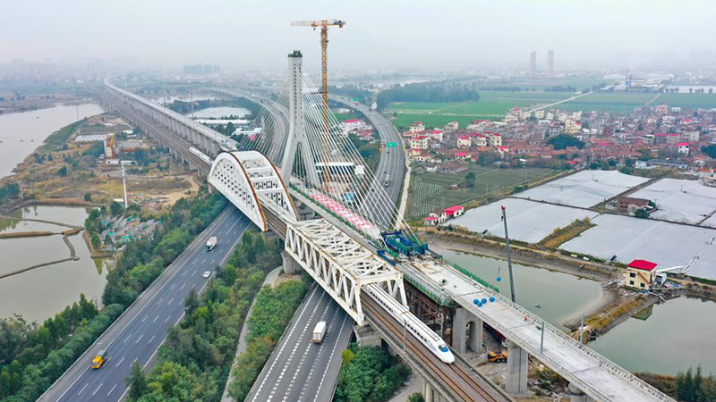 Finalizan puente en primer ferrocarril de alta velocidad que cruza el mar en China