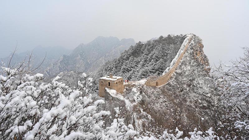 Paisaje nevado de la Gran Muralla en Beijing