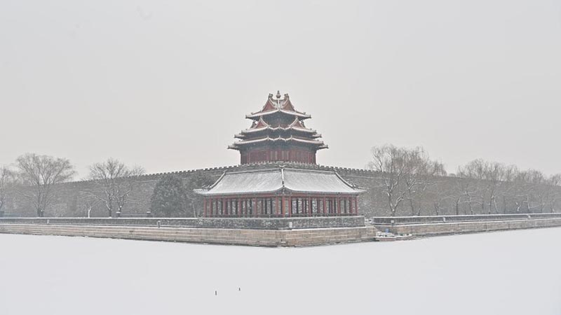 Torreta del Museo del Palacio bajo la nieve en Beijing