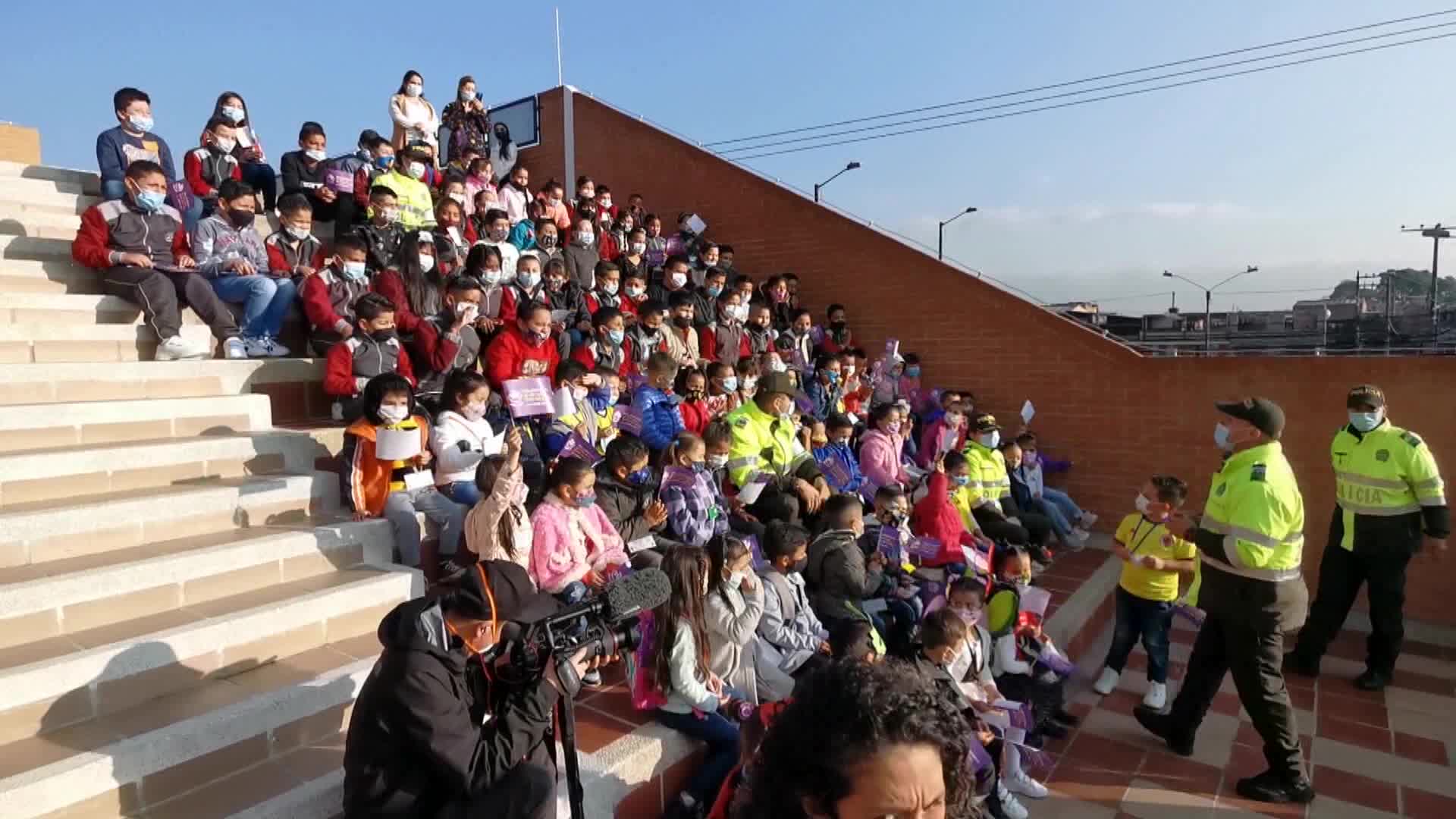 Estudiantes de Bogotá regresan a presencialidad completa en aulas