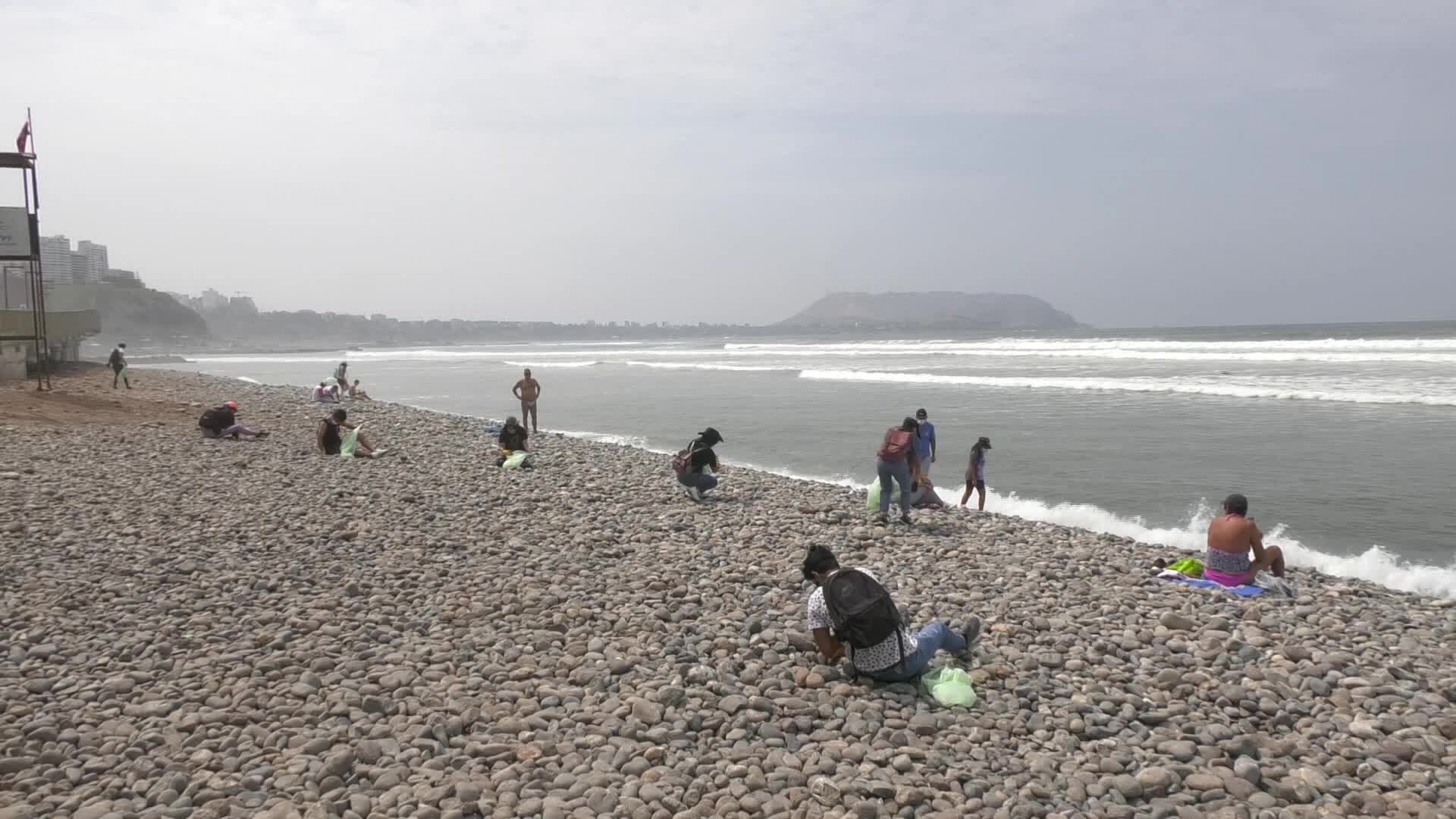 Realizan limpieza de playa en Lima en honor a niñas y mujeres en la ciencia