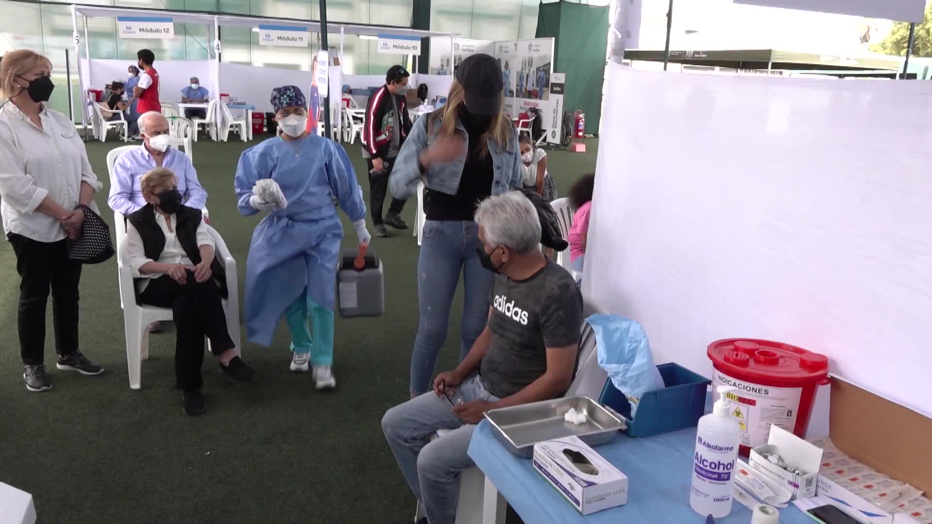 Inicia Perú aplicación de cuarta dosis contra COVID-19 a mayores de 70 años