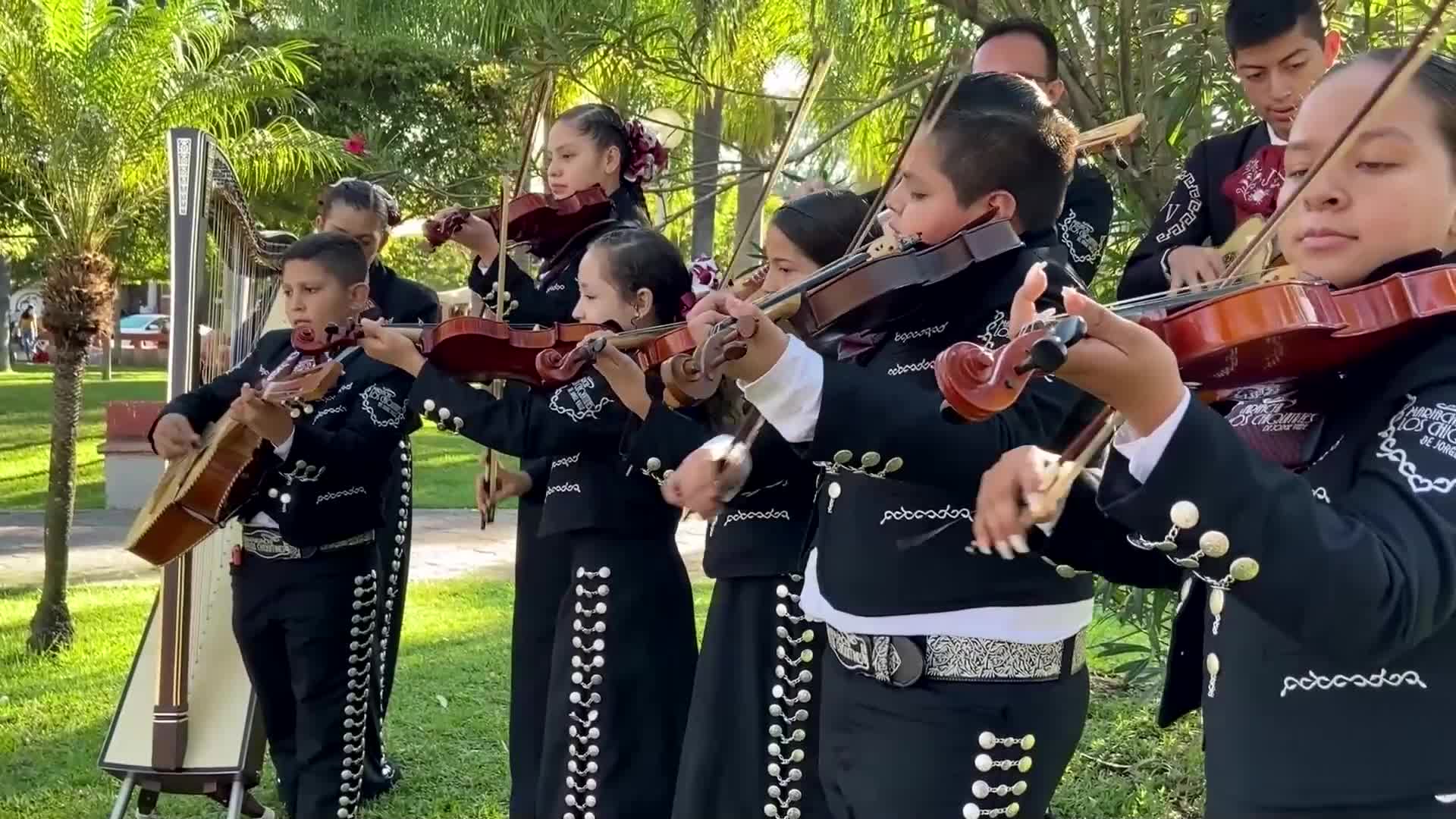 En México, mariachi infantil celebra día del niño con su estilo folclórico