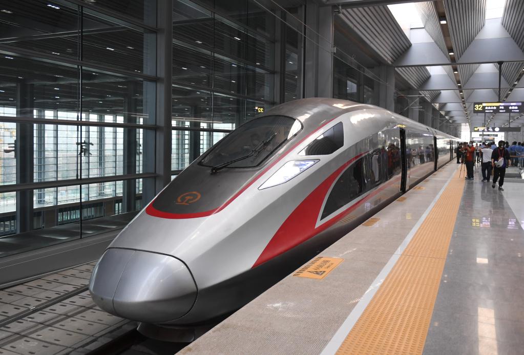 Beijing abre al público mayor estación ferroviaria de pasajeros de Asia