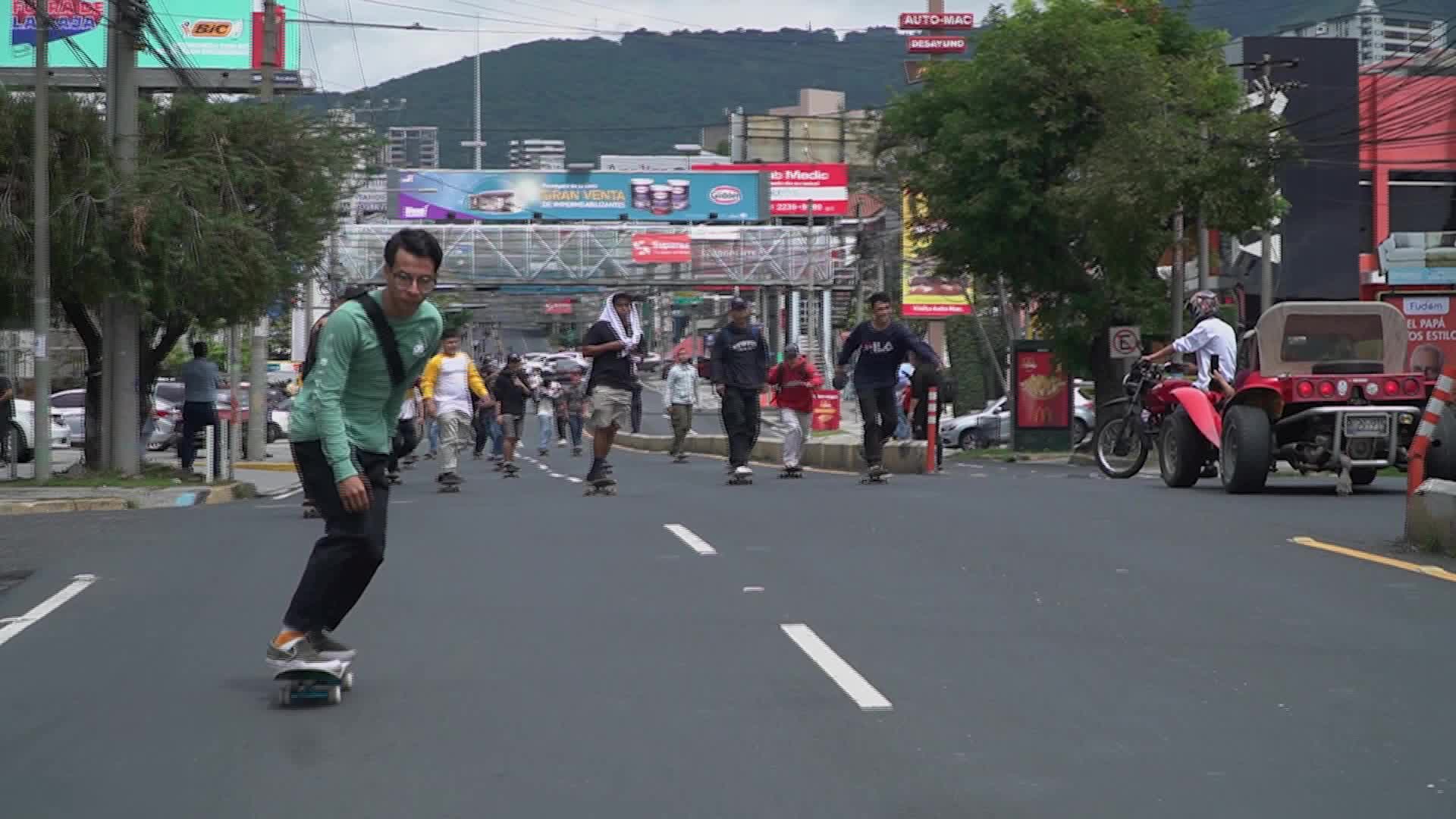 Patinadores toman capital salvadoreña previo a celebración del Día Mundial del Skate