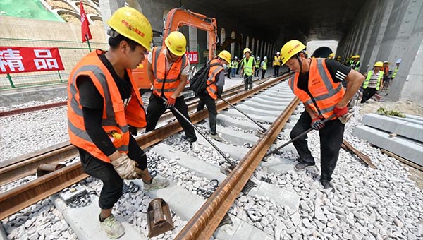 Culmina colocación de rieles en primer ferrocarril de alta velocidad de China que cruza el mar