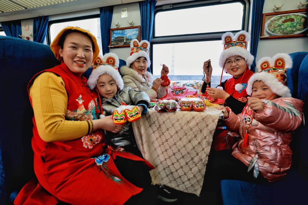 Viajes de pasajeros y volumen de carga en tren de China aumentan en febrero