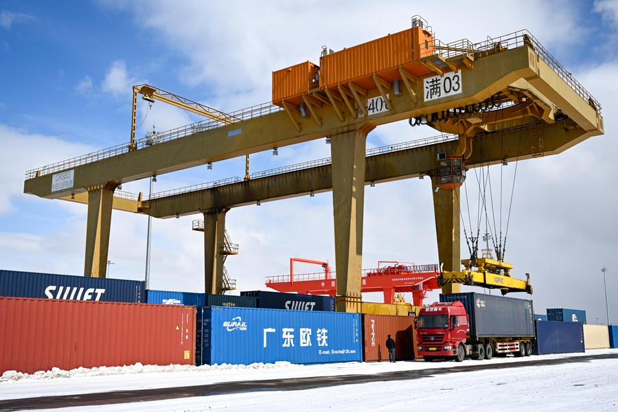 Mayor puerto terrestre de China registra récord de viajes de trenes de carga China-Europa