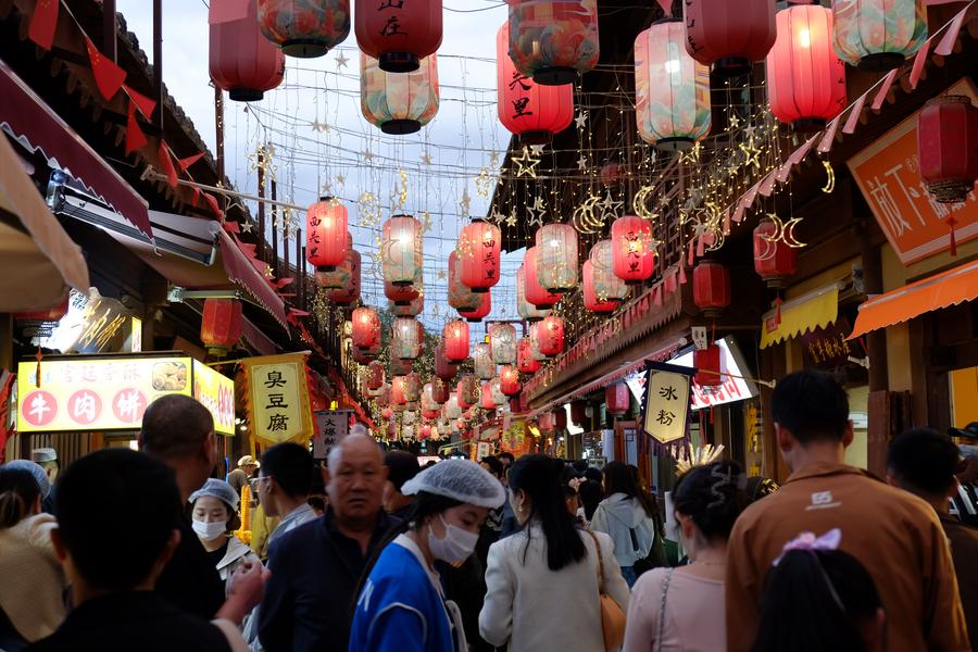 China registra cerca de 300 millones de viajes turísticos nacionales durante vacaciones del Día de los Trabajadores