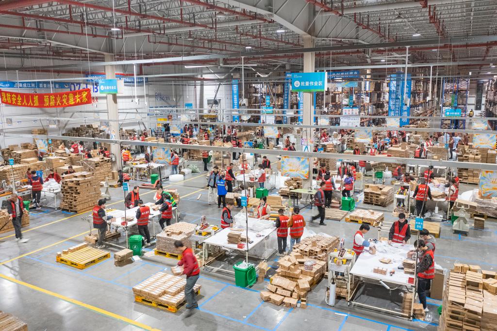 Fuerte aumento de entregas urgentes de China revela auge en mercado de consumo