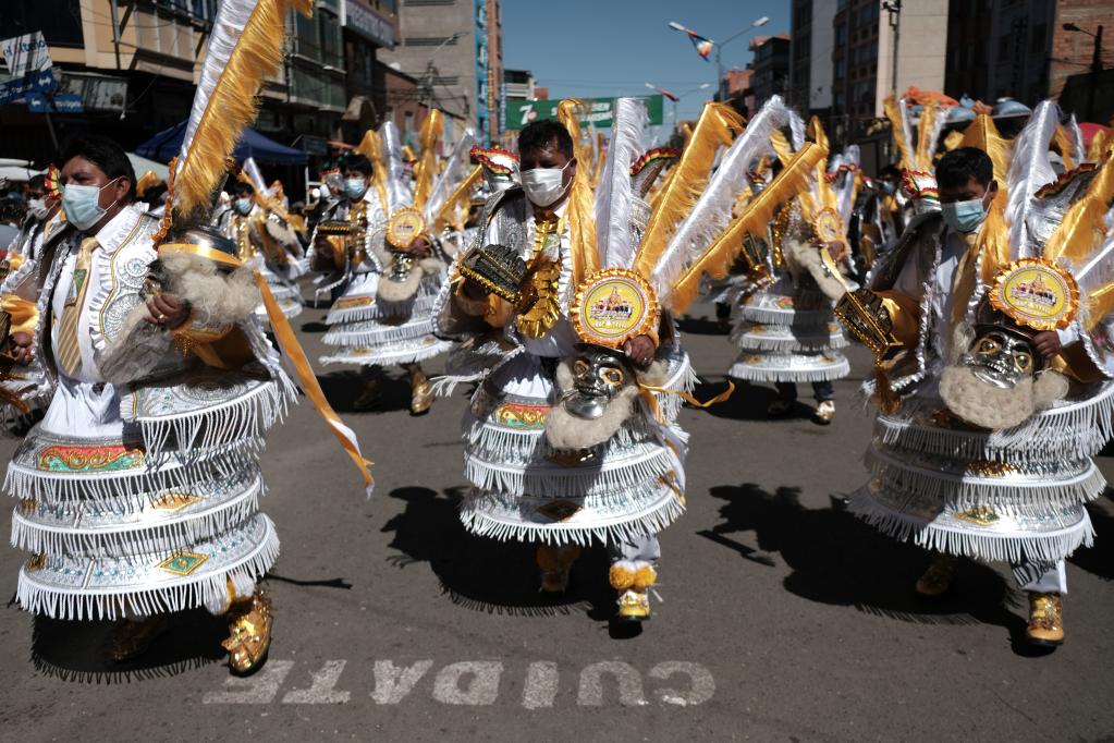 Personas participan en entrada folklórica por el aniversario de la zona 16 de julio en El Alto, Bolivia