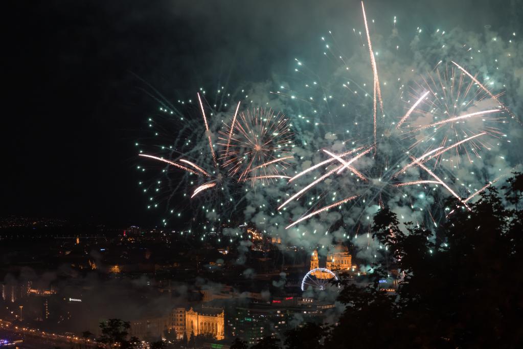 Fuegos artificiales explotan sobre río Danubio para celebrar la fiesta nacional húngara