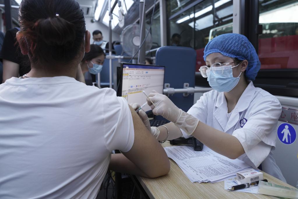 Vehículos de vacunación móvil en distrito de Beibei de Chongqing