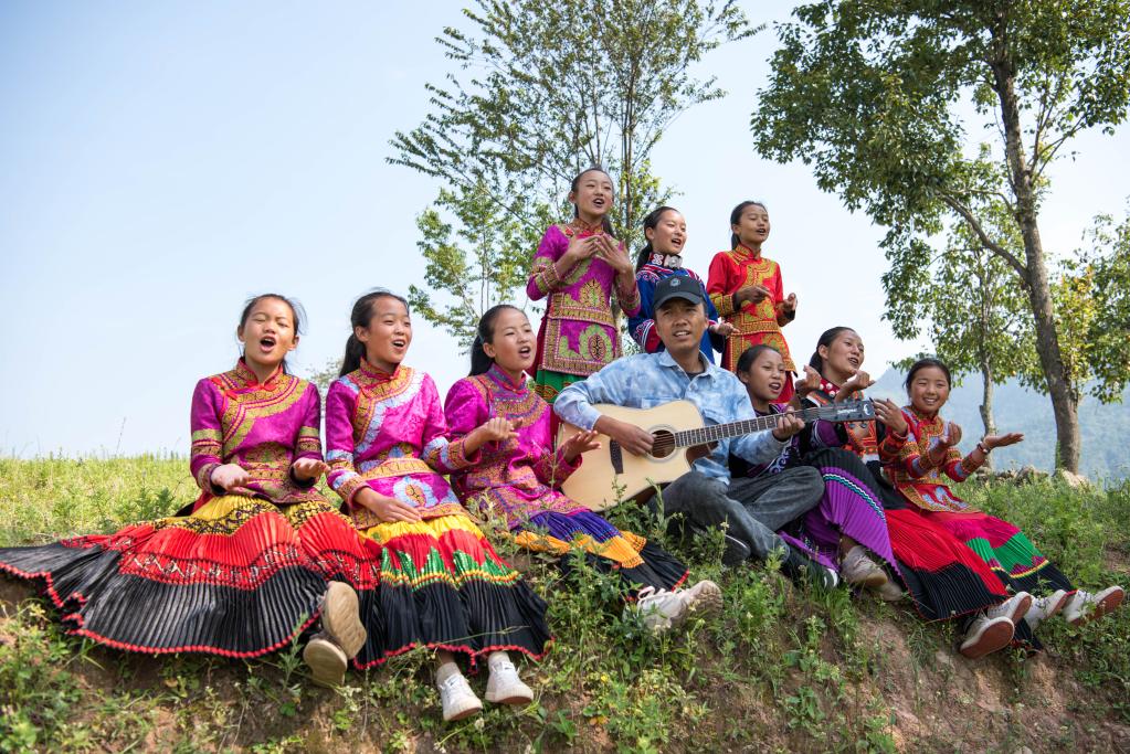 Coro de niñas en escuela primaria central de Dacao en Sichuan