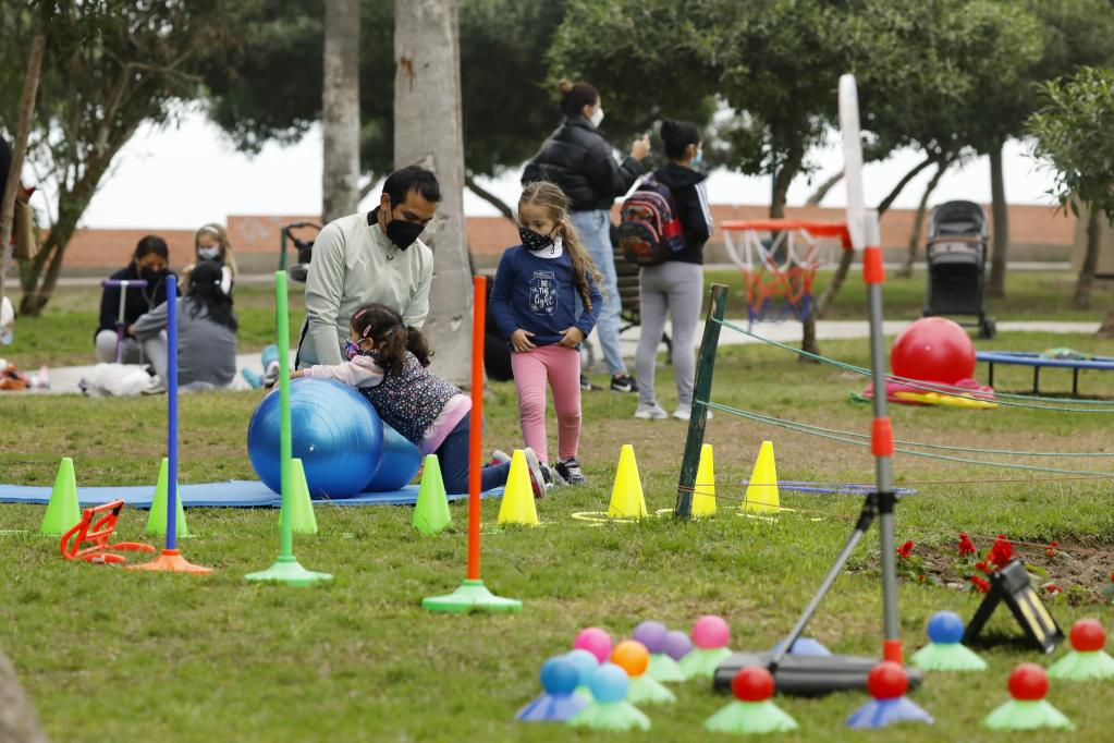Perú: Niños realizan ejercicio en un parque