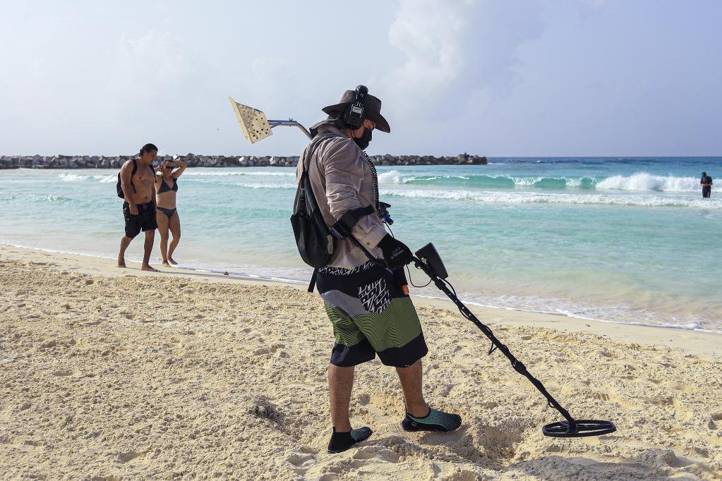México: Hombre busca monedas y tesoros en playa