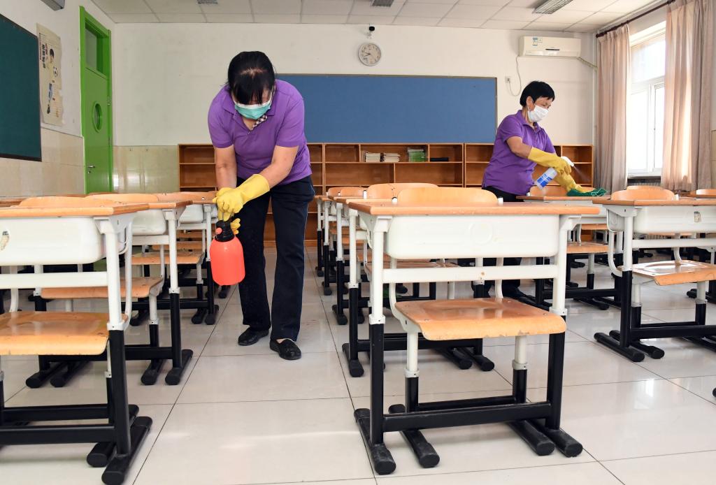 Beijing: Escuela primaria desinfecta áreas claves para recibir al próximo semestre