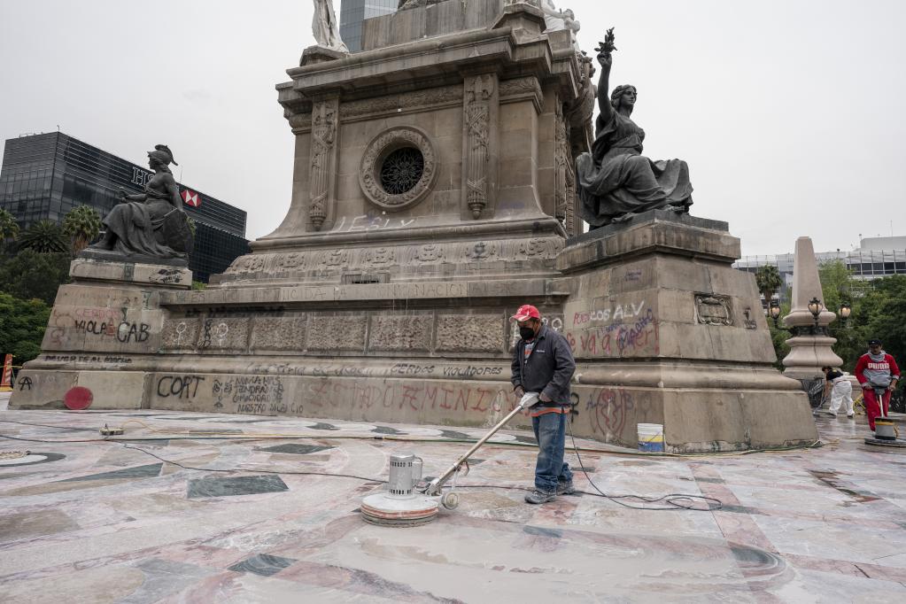 México: Monumento a la Independencia en su última etapa de restauración