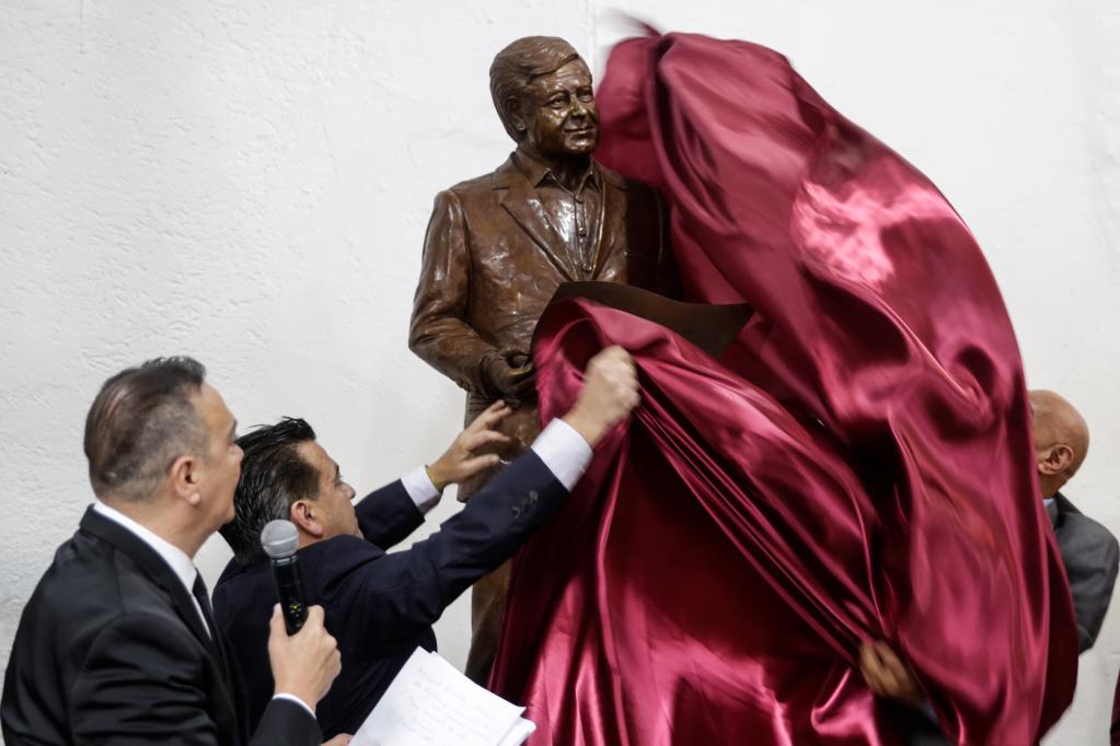 Presentación de estatua de bronce del presidente mexicano López Obrador