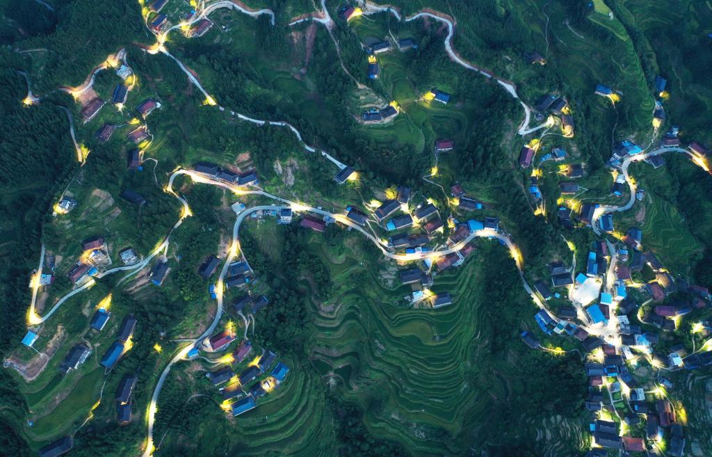 Se instalan cada vez más farolas solares en zonas escondidas en las montañas en Guangxi