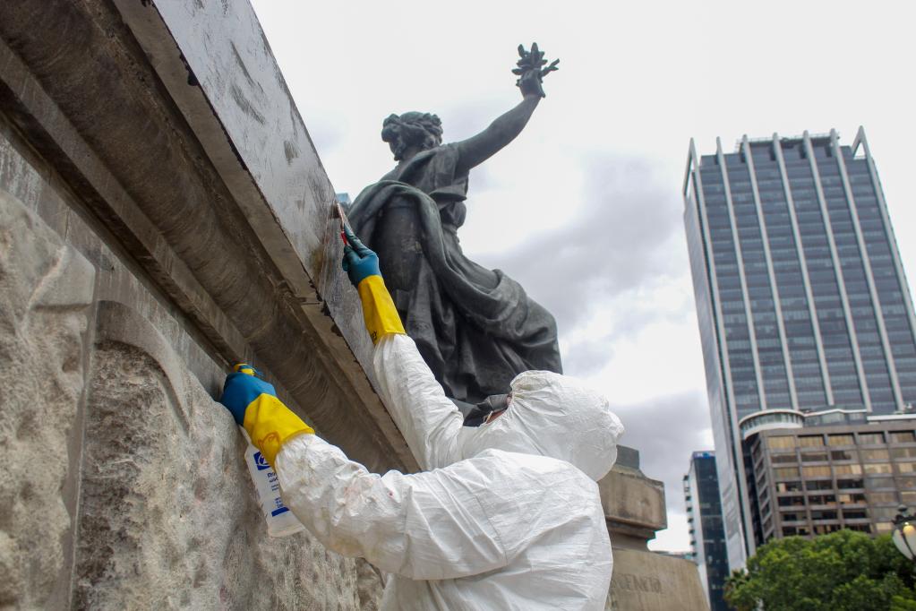 Trabajadores realizan labores de limpieza en Monumento a la Independencia en la Ciudad de México