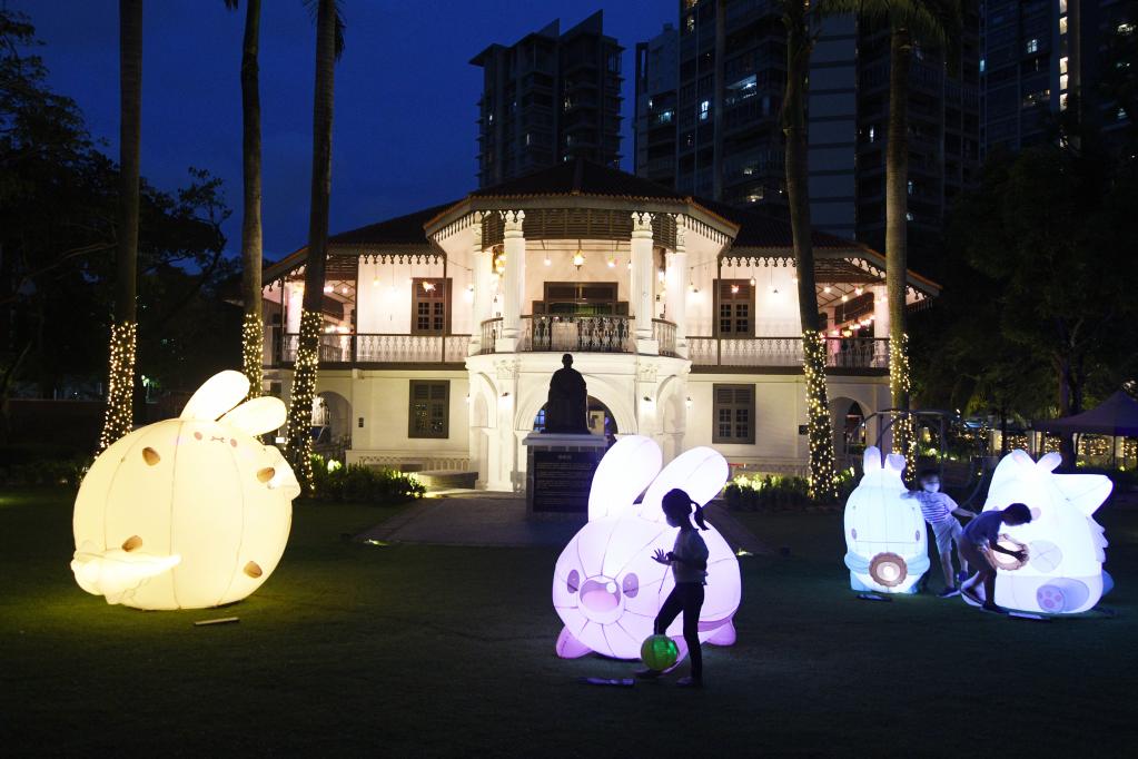 Instalaciones de linternas de conejo de jade en Singapur