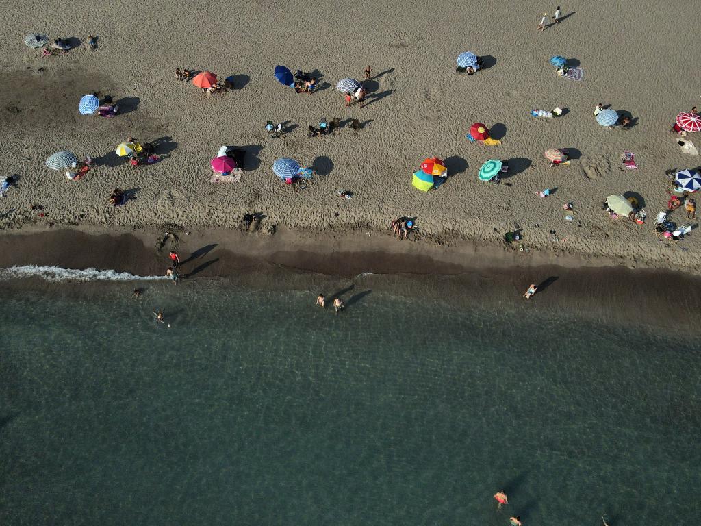 Personas se divierten en playa de Patara en Antalya, Turquía