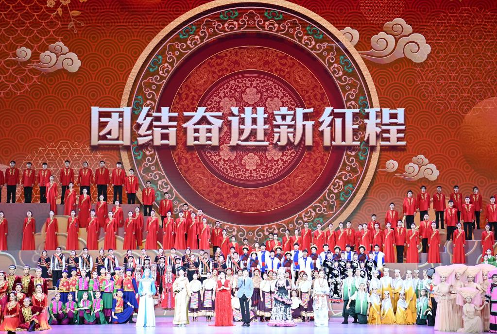 Gala de apertura del sexto festival de arte de minorías étnicas en Beijing