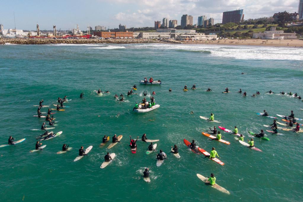 Surfistas encabezan homenaje a Carlos Di Pace en Argentina